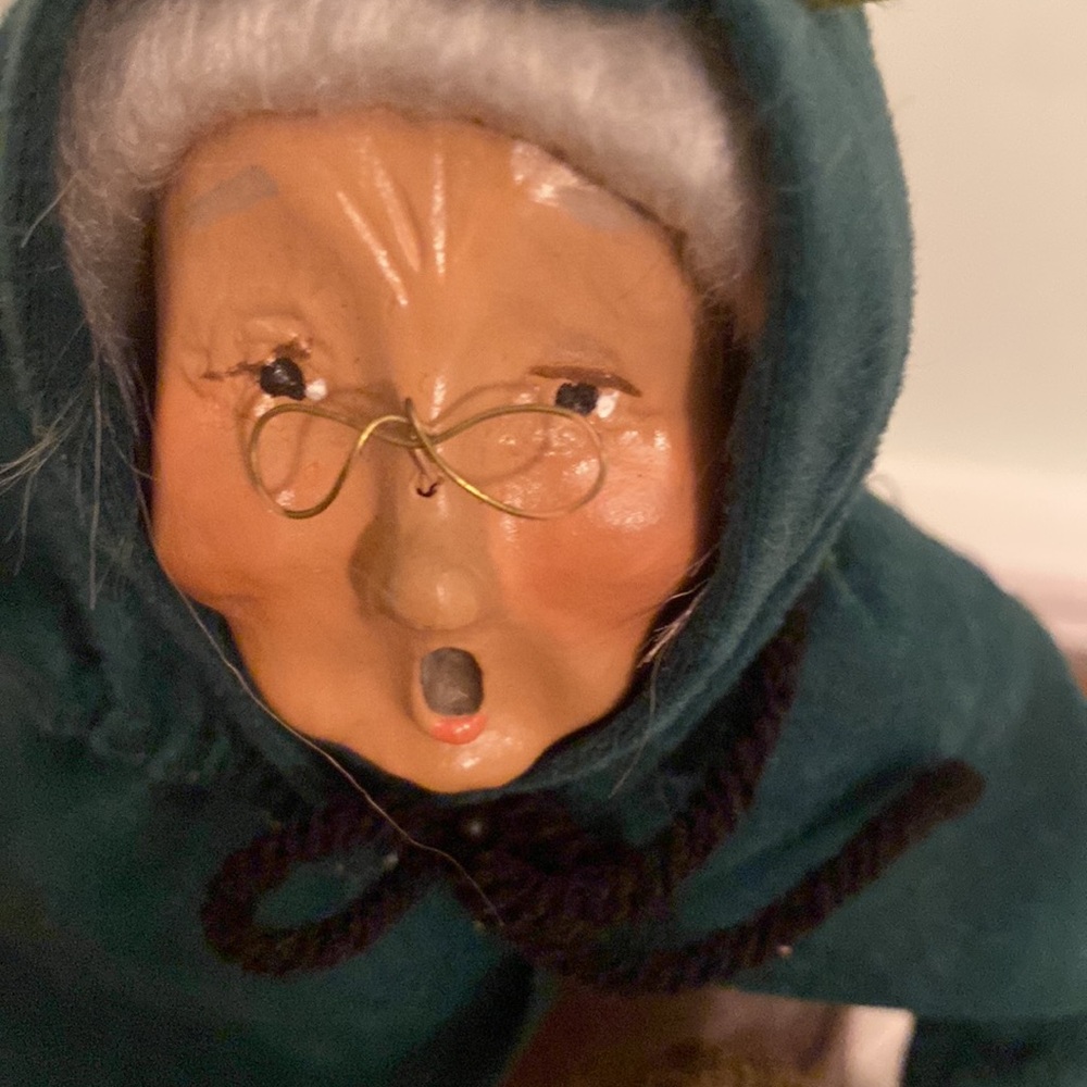 Byer’s Choice Caroler - Picture 2 of 4